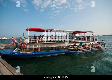 Ein Toronto Tour Boot mit Touristen, die sich auf die Abfahrt vorbereiten geladen Für eine Bootstour auf dem See im Sommer in Lake Ontario Stockfoto