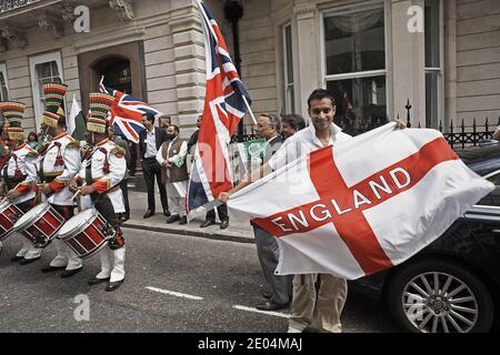 Junger pakistanischer Mann mit der Flagge von St. George während des pakistanischen Unabhängigkeitsfestivals, das am Samstag, dem 28. Juli 2007, in London stattfand. Stockfoto