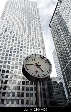 Uhr im Finanzviertel Canary Wharf in London Stockfoto