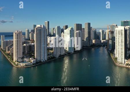 Miami, Florida - 27. Dezember 2020 - Luftaufnahme der Stadt Miami und Eingang zum Miami River am sonnigen Wintermorgen. Stockfoto