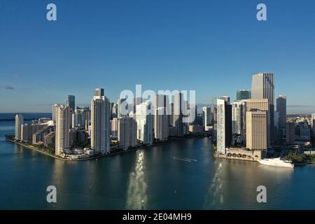 Miami, Florida - 27. Dezember 2020 - Luftaufnahme der Stadt Miami und Eingang zum Miami River am sonnigen Wintermorgen. Stockfoto