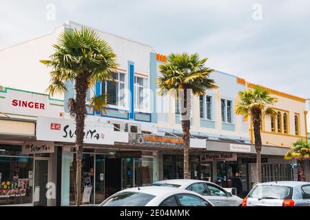 Eine Reihe kleiner, farbenfroher Einzelhandelsgebäude im Art déco-Stil in Napier, Neuseeland Stockfoto