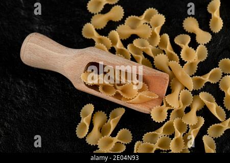 Stapel von rohen Makkaroni auf schwarzem Hintergrund Stockfoto