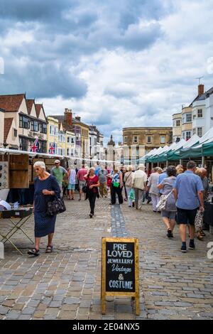 Straßenmarkt im Freien in Wells, Somerset, England, Großbritannien, findet der Markt mittwochs und samstags im Zentrum der Stadt statt. Stockfoto