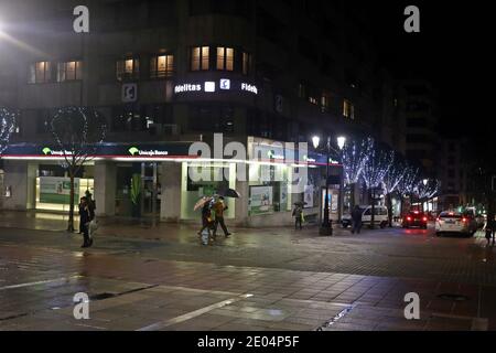 Oviedo, Spanien. Dezember 2020. Oviedo, SPANIEN: Die Unicaja Banco Niederlassung in Oviedo während der Fusion zwischen Unicaja Banco und Liberbank in Oviedo, Spanien am 29. Dezember 2020. (Foto von Alberto Brevers/Pacific Press) Quelle: Pacific Press Media Production Corp./Alamy Live News Stockfoto