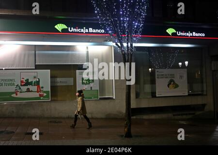 Oviedo, Spanien. Dezember 2020. Oviedo, SPANIEN: Die Unicaja Banco Niederlassung in Oviedo während der Fusion zwischen Unicaja Banco und Liberbank in Oviedo, Spanien am 29. Dezember 2020. (Foto von Alberto Brevers/Pacific Press) Quelle: Pacific Press Media Production Corp./Alamy Live News Stockfoto