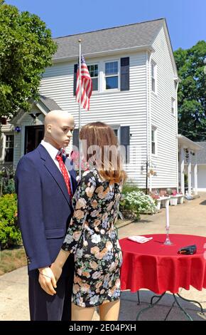 Ein Mannequinpaar schaut sehnsüchtig aufeinander, während sie in einer Auffahrt im Zeitalter des Coronavirus tanzen. Stockfoto