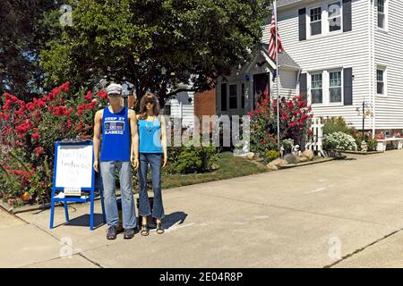 Kevin und Kelly, ein Mannequin Paar Diorama auf dem Display in einer Auffahrt eines Wohnhauses in Willowick, Ohio, sind bereit zum Sport. Stockfoto