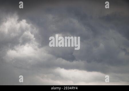 Blick auf den wolkigen Himmel Stockfoto