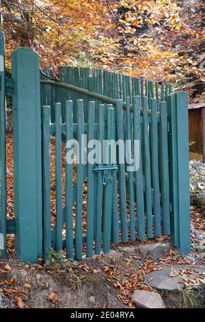 Blick auf ein Holztor im Herbst Stockfoto