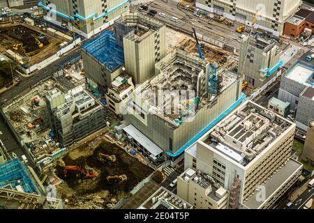 Hochhaus-Abriss in Tokio, Abrissarbeiten am Wolkenkratzer in Chuo, Tokio, Japan Stockfoto