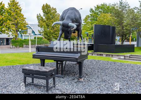 Skulptur eines Stiers auf einem Klavier in Christchurch, Neuseeland Stockfoto