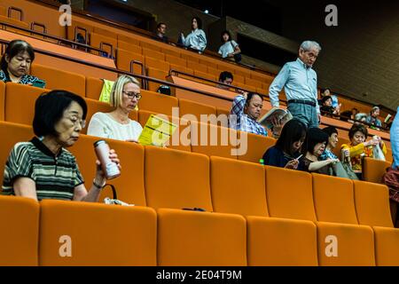 Die Zuschauer essen in der Aula während der Pause des Tokyo Kabuki Theater Stockfoto