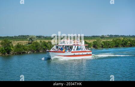 Ausflugsboot auf der Petit Rhone in der Camargue bei Saintes-Maries-de-la-Mer, Département Bouches-du-Rhône, Südfrankreich Stockfoto