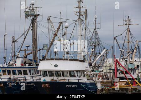 Ungenutzte Fischereifahrzeuge, die an einem Steg in Steveston festgebunden sind Hafen British Columbia Kanada Stockfoto