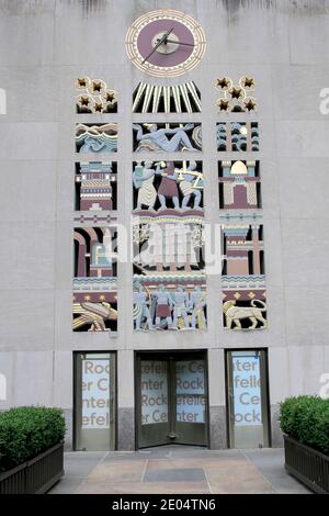 Die Geschichte der Menschheit, geschnitzte Kalksteinwand, Rockefeller Center, Midtown, Manhattan, New York City, USA Stockfoto