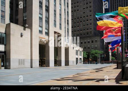 Nationalflaggen, Art déco-Architektur, Eingang 30 Rockefeller Plaza, Rockefeller Center, Midtown, Manhattan, New York City, New York, USA Stockfoto