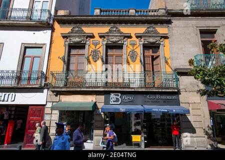 Historische Gebäude an der Avenida 16 de Septiembre in der Nähe der Calle de Bolivar neben dem Zocalo Constitution Square, Mexico City CDMX, Mexiko. Stockfoto