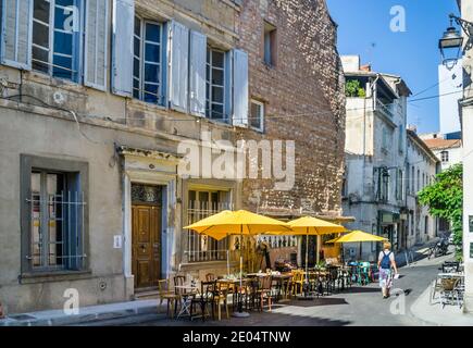 Restaurant in der Rue du Sauvage in der antiken Stadt Arles, Departement Bouches-du-Rhône, Südfrankreich Stockfoto