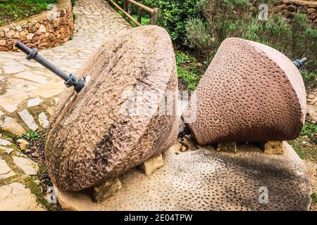 Alte traditionelle Steinmühlen, im Freien in Spanien ausgesetzt. Stockfoto