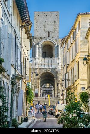 Blick auf Arles Amphitheater mit mittelalterlichem Turm von der Rue de l'Amphithéâtre in der antiken Stadt Arles, Departement Bouches-du-Rhône, Süd-Fra Stockfoto