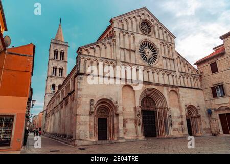 Schöne alte Kathedrale von St. Anastasia, Zadar, Kroatien Stockfoto