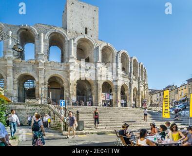 nordwand des römischen Arles Amphitheater mit mittelalterlichen Turm Ergänzung in der antiken Stadt Arles, Bouches-du-Rhône Abteilung, Südfrankreich Stockfoto