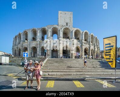 nordwand des römischen Arles Amphitheater mit mittelalterlichen Turm Ergänzung in der antiken Stadt Arles, Bouches-du-Rhône Abteilung, Südfrankreich Stockfoto