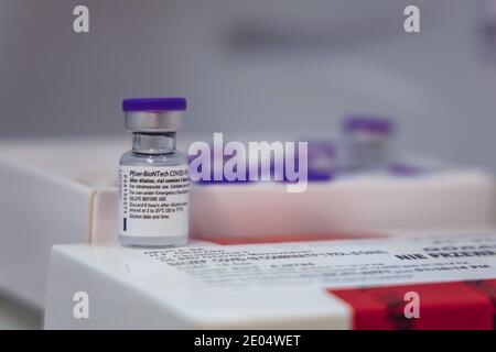 Fläschchen mit Pfizer BioNTech-Impfstoff gegen COVID-19 an der Medizinischen Universität in Warschau, Polen Stockfoto