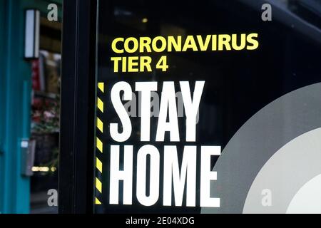 London, Großbritannien. Dezember 2020. Das 'Stay Home'-Zeichen in London, inmitten der Covid-19-Pandemie. Kredit: Dinendra Haria/SOPA Images/ZUMA Wire/Alamy Live Nachrichten Stockfoto