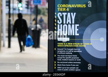 London, Großbritannien. Dezember 2020. Ein 'Stay Home'-Schild in London, inmitten der Covid-19-Pandemie. Kredit: Dinendra Haria/SOPA Images/ZUMA Wire/Alamy Live Nachrichten Stockfoto