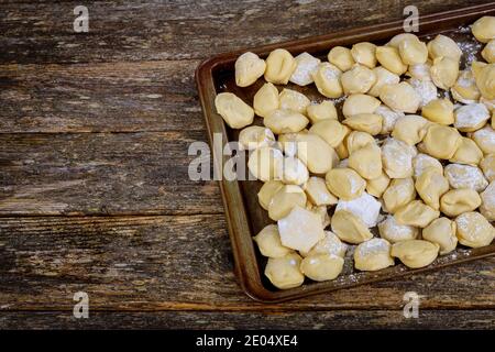Ungekochte Fleischknödel ravioli pelmeni auf Holztisch Stockfoto