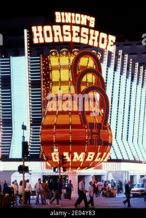 Binion's Horseshoe Casino bei Nacht auf der Fremont Street in Downtown Las Vegas, Nevada um die 1970er Jahre Stockfoto