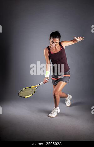 Professionelle Tennisspielerin. Mädchen schwingenden Schläger. Stockfoto