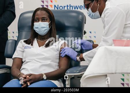 (201230) -- PEKING, 30. Dezember 2020 (Xinhua) -- Sandra Lindsay (L), eine Krankenschwester auf der Intensivstation im Long Island Jewish Medical Center, wird am 14. Dezember 2020 in New York, USA, mit dem COVID-19-Impfstoff geimpft. (Scott heins/Büro des Gouverneurs Andrew M. Cuomo/Handout via Xinhua) Stockfoto