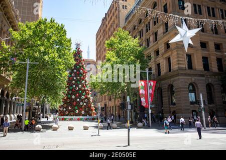 Sydney feiert Weihnachten mit riesigen Weihnachtsbaum und Dekorationen errichtet Im Martin Place, Stadtzentrum von Sydney, NSW, Australien Stockfoto