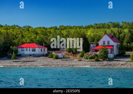 Wunderschöne Ferienhäuser auf einer unbekannten Insel am Lake Huron, ON. Spektakuläre Landschaft im Sommer in Georgian Bay in ON, Kanada. Es gibt über 30,000 Stockfoto