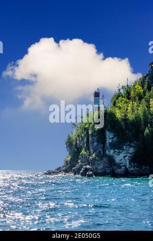 Leuchttürme auf der Klippe für die Führung zu Booten auf Lake Huron, ON. Spektakuläre Landschaft im Sommer in Georgian Bay in ON, Kanada. Es gibt über 30,0 Stockfoto