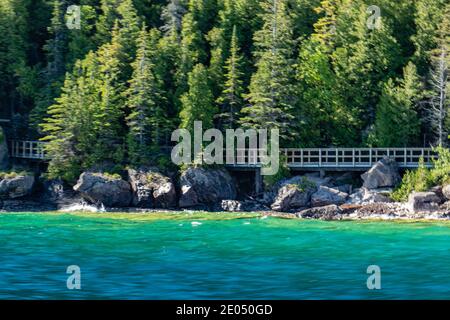 Türkisblaues Wasser und eine verlassene Holzbrücke, Lake Huron, ON. Spektakuläre Landschaft im Sommer in Georgian Bay in ON, Kanada. Es gibt über 3 Stockfoto