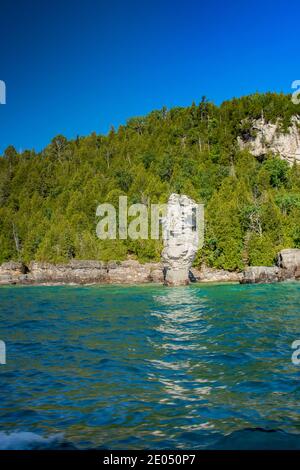 Türkisfarbenes Wasser, das die Gesteinsformation des Blumentopfes am Lake Huron widerspiegelt. Spektakuläre Landschaft im Sommer in Georgian Bay in ON, Kanada. Sonstiges Stockfoto