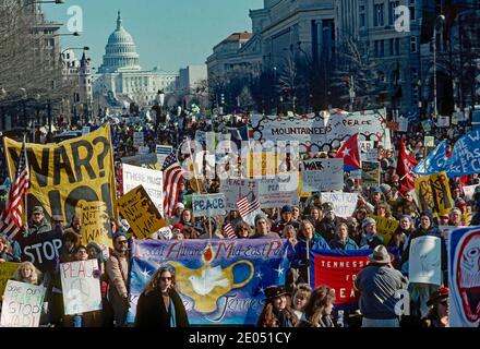 Washington, DC. USA, 26. Januar 1991Anti-Golfkriegs-Demonstranten tragen Flaggen, Banner und Plakate, während sie die Pennsylvania Avenue hinunter zum Weißen Haus marschieren, nachdem sich die fast 100,000 Demonstranten am US-Kapitol versammelt hatten.Kredit: Mark Reinstein/MediaPunch Stockfoto