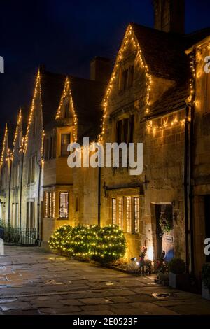 Chipping Campden Stadthaus mit weihnachtsschmuck in der Nacht. Chipping Campden, Cotswolds, Gloucestershire, England Stockfoto