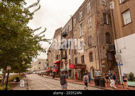 Savannah, GA, USA 07-04-2018: Blick auf die Altstadt von Savannah mit Touristen zu Fuß auf Kopfsteinpflaster Straßen, lokale Geschäfte Stockfoto