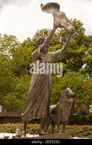 Savannah, GA, USA 07-04-2018: Die Waving Girl Statue von Florence Martus am Flussufer von Savannah. Dieses Mädchen begrüßte alle vorbeifahrenden Schiffe ich Stockfoto
