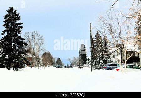 Eine Straße in Thunder Bay nach einem Schneefall im Dezember. Stockfoto