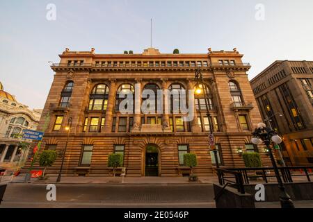 Hauptsitz der Bank of Mexico in der Nr. 2 der Avenida 5 de Mayo im historischen Zentrum von Mexiko-Stadt, CDMX, Mexiko. Dieses Gebäude ist ein UNESCO-Weltkulturerbe. Stockfoto