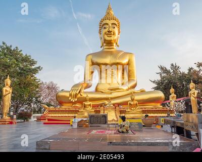 Die Frau betet im Wat Phra Yai, dem Big Buddha Tempel, auf dem Pratamnak Hügel zwischen Pattaya und Jomtien. Der Tempel ist eine beliebte touristische destinatio Stockfoto