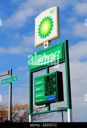 Chicago, Illinois, U.S.A - 14. Oktober 2018 - Gaspreise auf dem Schild an BP Tankstelle Stockfoto