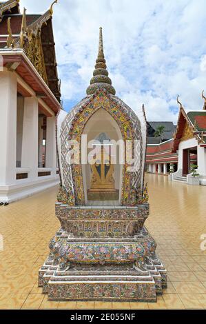 Einer der acht Kardinalgrenzen oder sima (sema) Steine in der Ordinationshalle (Ubosot) im Wat Saket, einem buddhistischen Kloster in Bangkok, Thailand Stockfoto