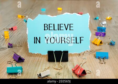 Textschild zeigt glauben an sich. Konzeptionelles Foto Ermutigung Selbstvertrauen Motivation Stockfoto